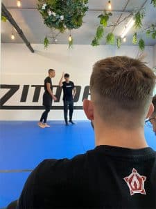 Eine Gruppe von Menschen in einem Jiu-Jitsu-Kurs.