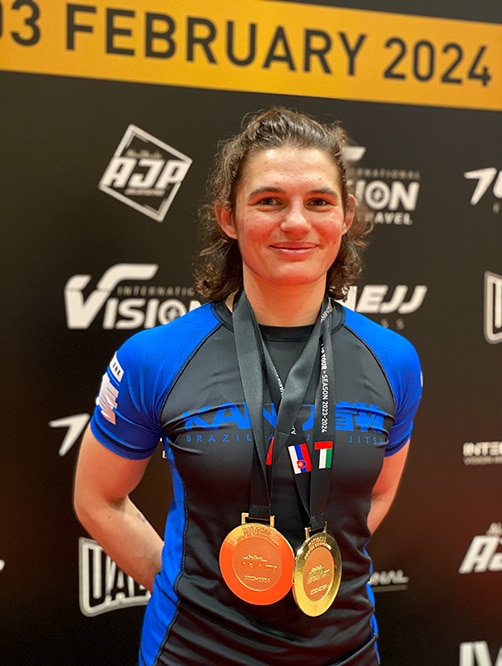 Eine BJJ Kämpferin von Zitadellensport Graz mit 2 Medaillen am Potest