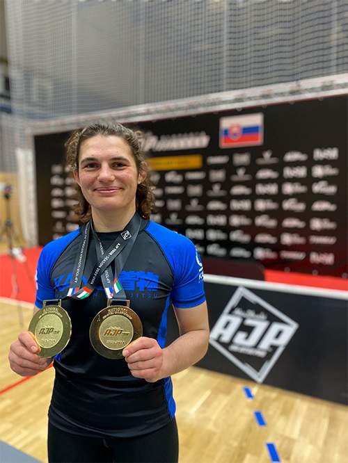Eine BJJ Kämpferin von Zitadellensport Graz mit 2 goldenen Medaillen