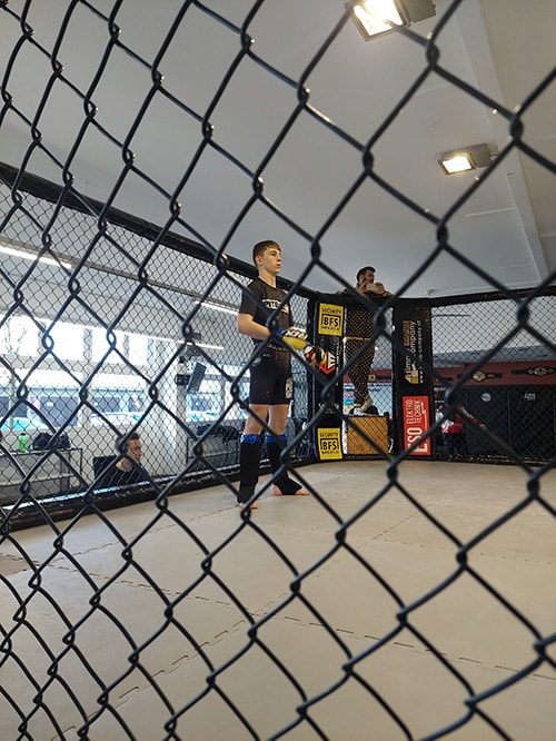Ein MMA Kämpfer der Zitadelle Graz im Cage