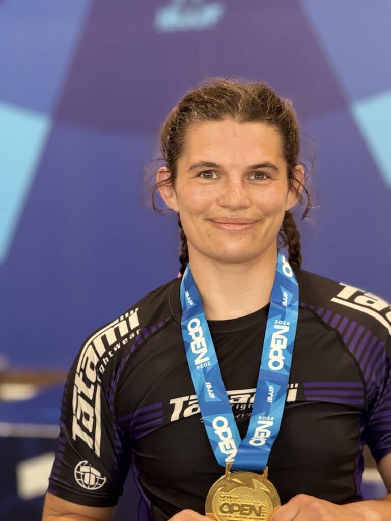 Bernadette Marsano mit ihrer Goldmedaille der Munich Open 2026
